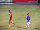 Hồ Minh Dĩ (r) came on for his Hanoi FC debut